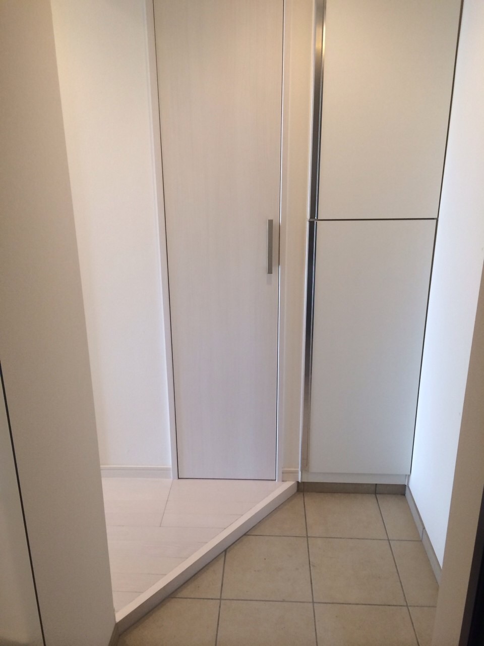 玄関　※同タイプの別のお部屋の写真です