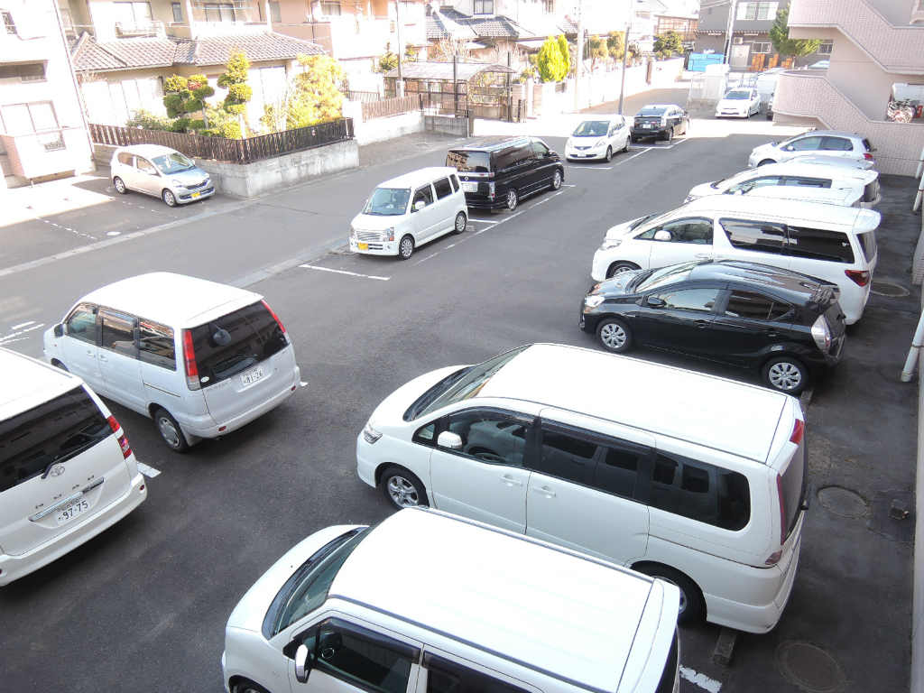 【レイウッド蒲町の駐車場】