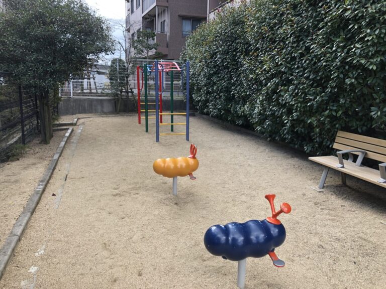 【豊中市若竹町のマンションの公園】