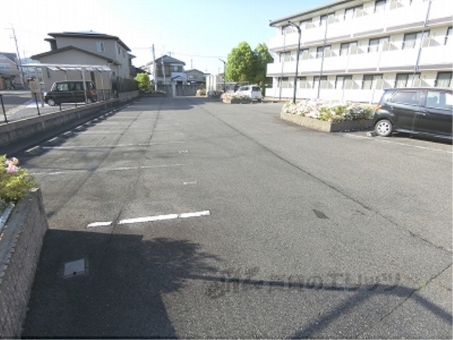 【近江八幡市八幡町のアパートの駐車場】