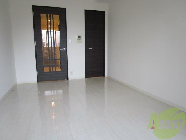 居室・リビング　白色のフロリーングで明るいよ