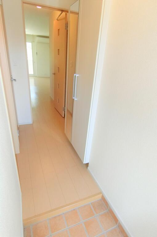 玄関　類似物件の写真、配色に違いあり。