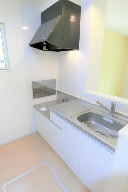 キッチン　類似物件の写真、配色に違いあり。