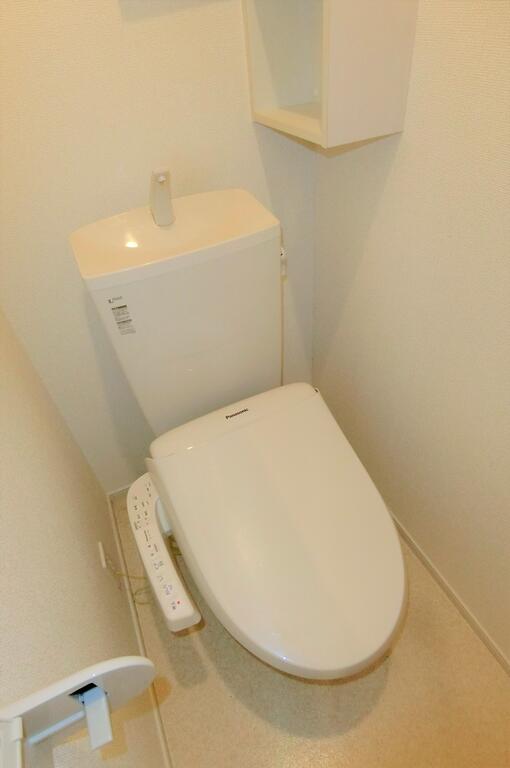 トイレ　類似物件の写真、配色に違いあり。