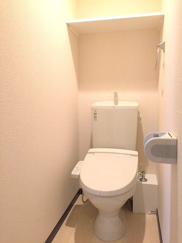 トイレ　温水洗浄便座です