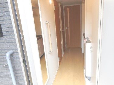 玄関　玄関にはシューズボックスが設置済み