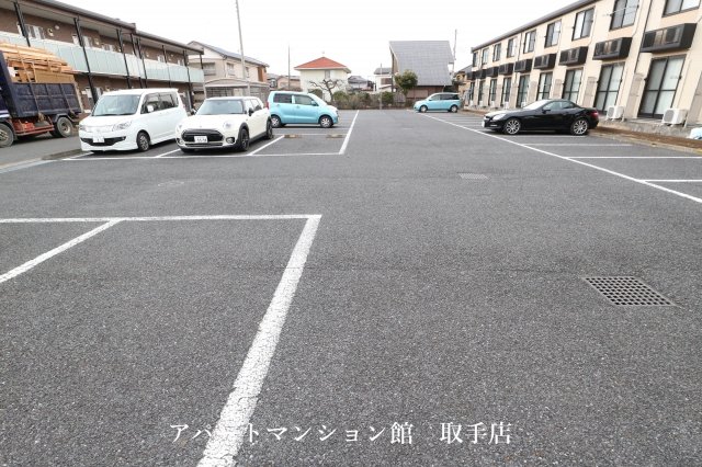 【レオパレスムカイハラの駐車場】