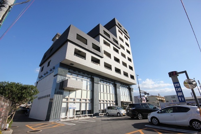 銀行　四国銀行徳島中央支店（銀行）まで1644m