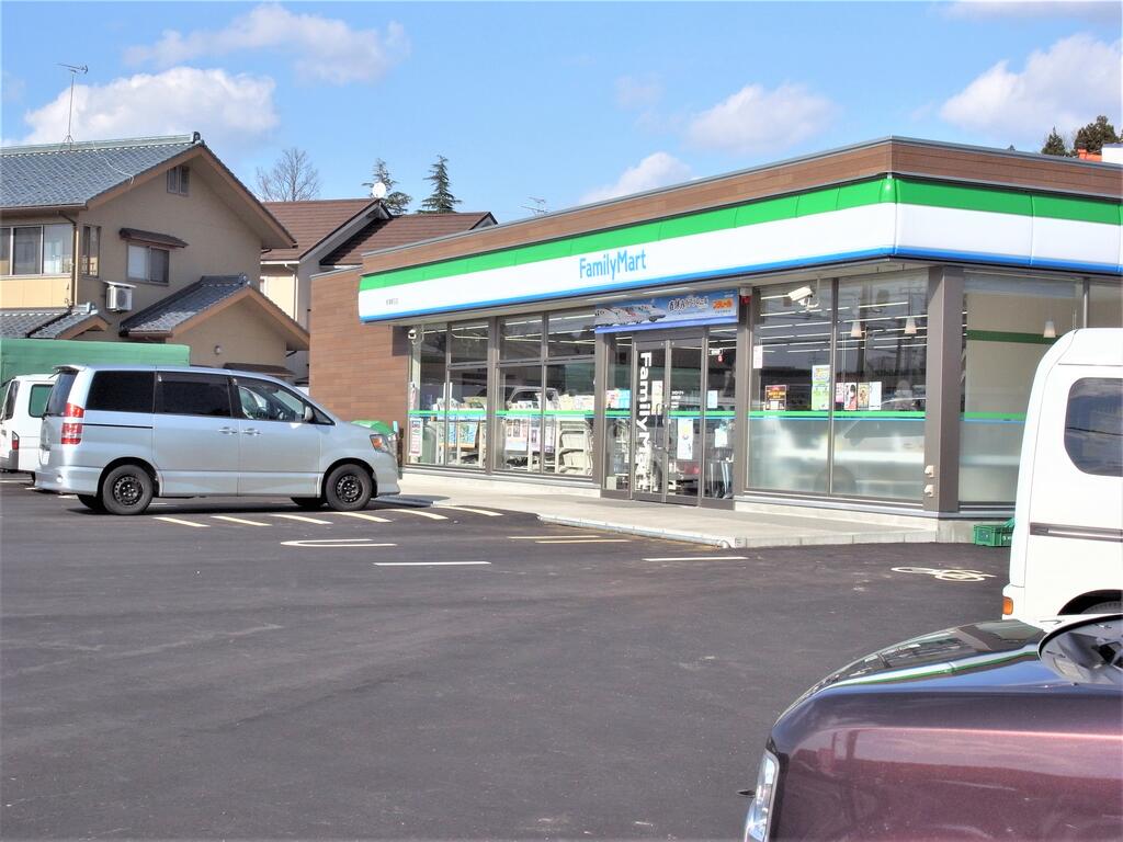コンビニ　ファミリーマート新津朝日店（コンビニ）まで556m