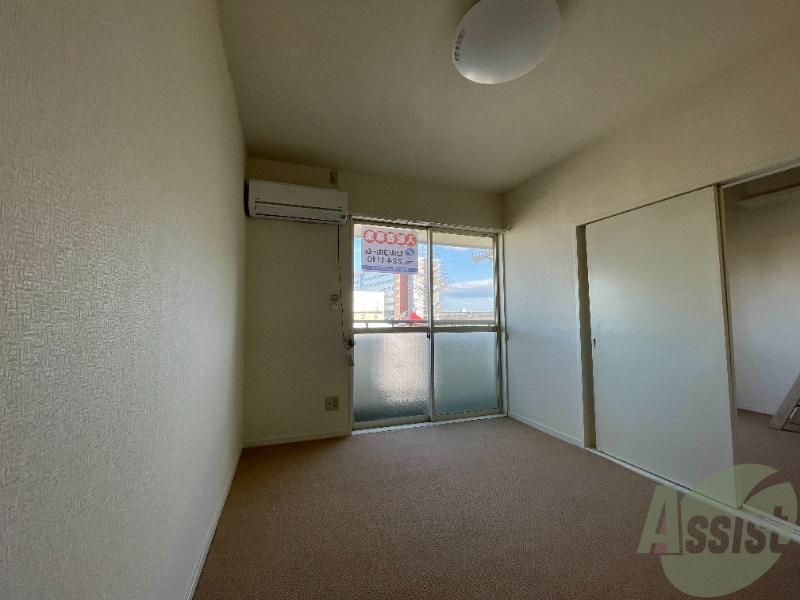 居室・リビング　広々として、家具関係も問題なく置けそうですね。