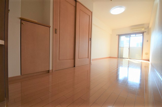 居室・リビング　お部屋は南向きでしっかり光が入ってきますよ！