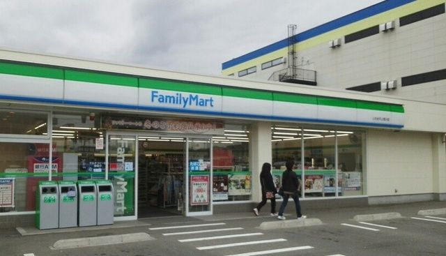 コンビニ　ファミリーマート（コンビニ）まで250m