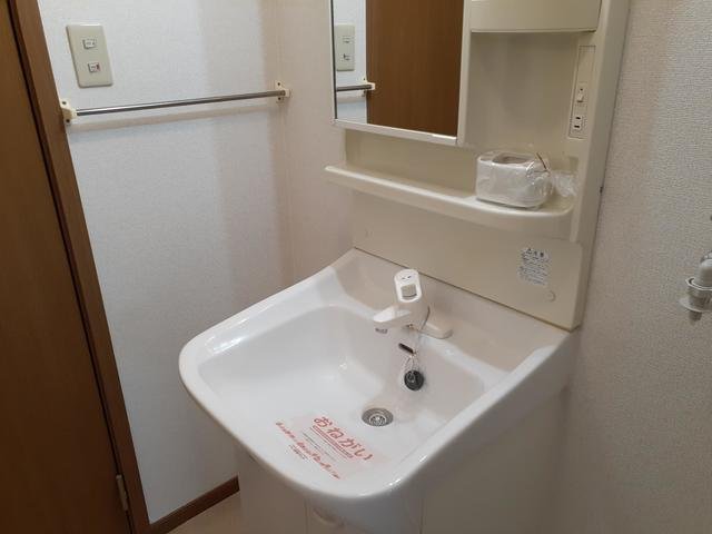 洗面設備　ゆったりとスペースのある洗面所