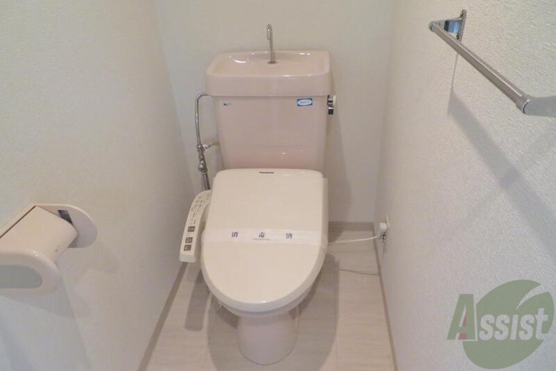 トイレ　温水機能付きでいつでも快適ですね。