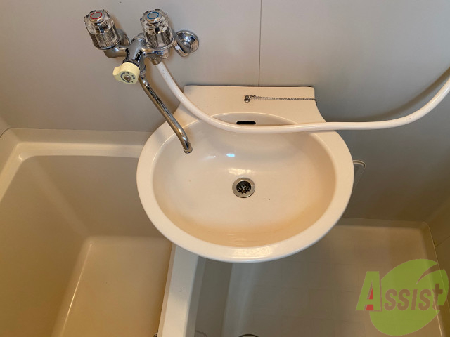 洗面設備　洗面台はこちらです、浴室の中に設置されております。