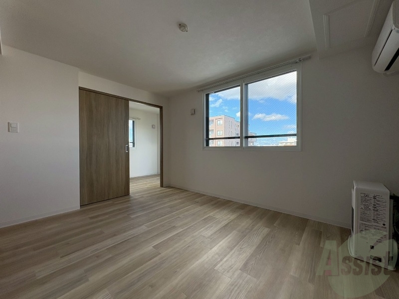 居室・リビング　木目のフローリングは落ち着きのある印象のお部屋になりますね。