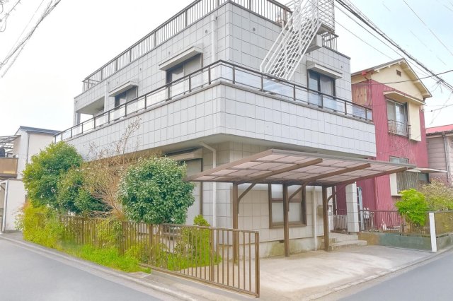 建物外観　軽量鉄骨で耐震性あり
