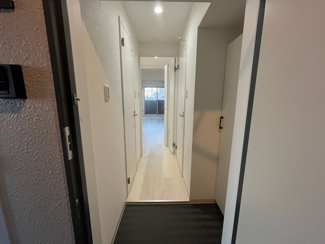 玄関　写真は、他部屋の同間取りとなっております。