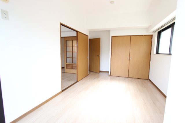 居室・リビング　同物件、別号室のものです。