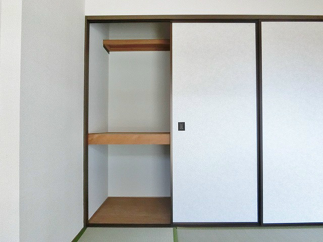 収納　奥行きがあり、たくさん収納していただける押入れ。