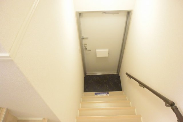 玄関　内階段タイプです!!