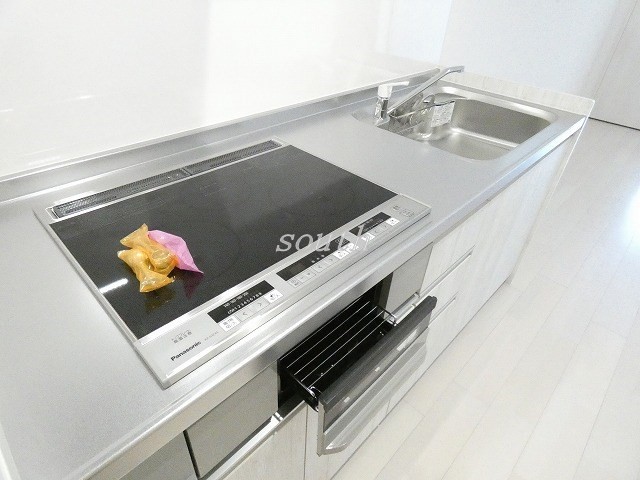 キッチン　ＩＨ２口＋ラジエント１口＋グリル