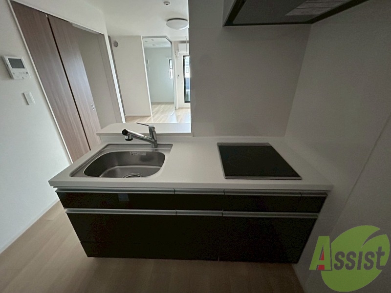 キッチン　ＩＨクッキングヒーター付きなのでお手入れがしやすいですね。