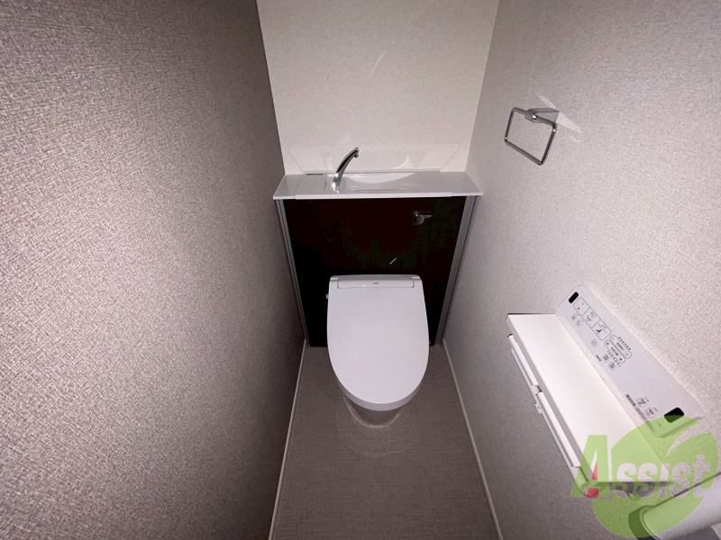 トイレ　温水洗浄便座です。清潔感、広さともに問題無しです。