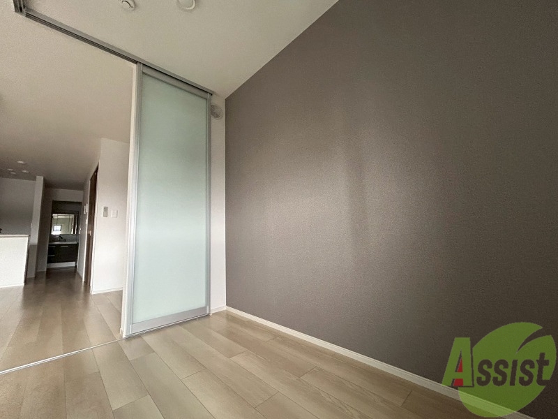 その他部屋・スペース　寝室になりそうな洋室です。シンプルで落ち着きますね。