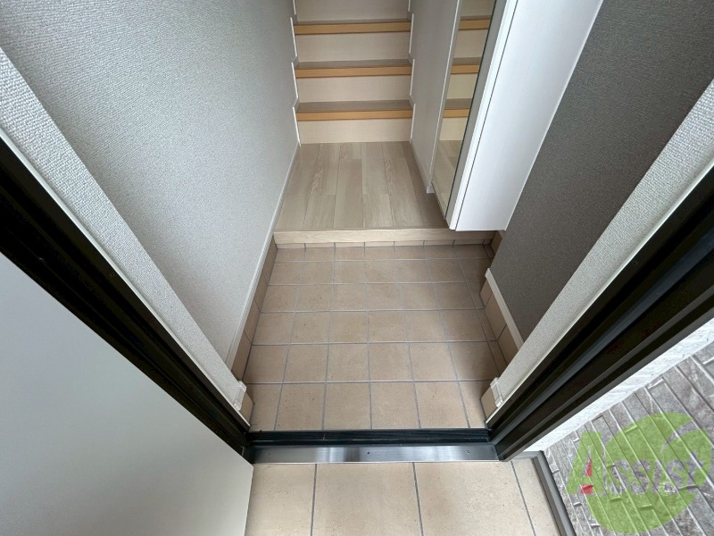 玄関　シンプルな玄関です。立ち回るのに十分なスペースがあります。