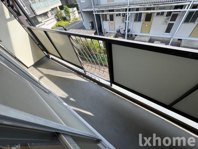 バルコニー　暖かな日差しのふりそそぐバルコニー