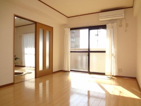 居室・リビング　室内