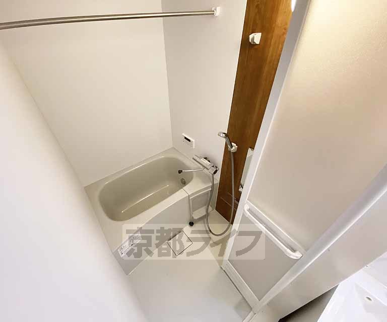 バス・シャワールーム　清潔感あるバスルーム