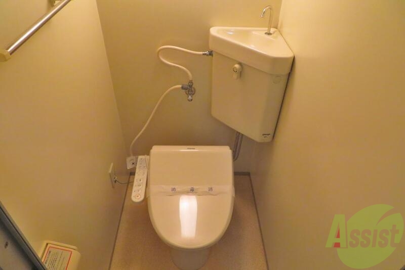 トイレ　トイレには、温水洗浄便座機能がついています。