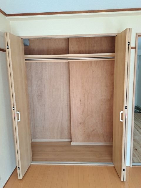 収納　西側洋室収納