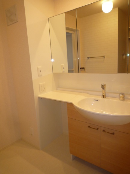 洗面設備　ゆったりとスペースのある洗面所