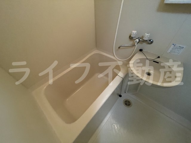 バス・シャワールーム　コンパクトで使いやすいお風呂です