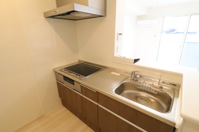 キッチン　3口のIHシステムキッチン搭載です。