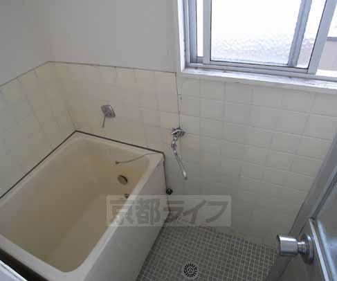 バス・シャワールーム　窓が付いていて２４時間換気出来ちゃいます