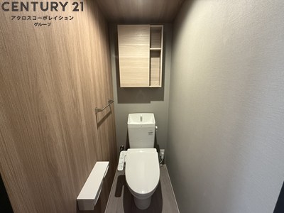 トイレ　収納棚あり・温水洗浄便座完備