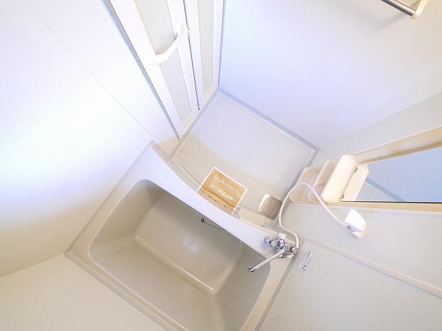 バス・シャワールーム　コンパクトで使いやすいお風呂です