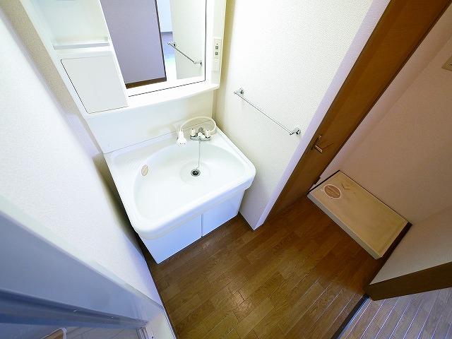 洗面設備　洗濯機を室内に置けます