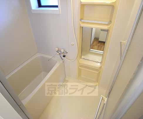 バス・シャワールーム　窓もついてます