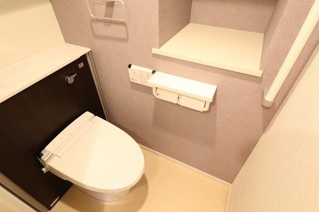 トイレ　温水洗浄便座です