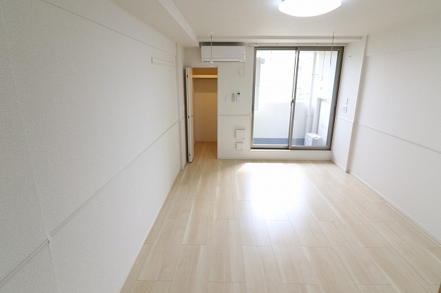 居室・リビング　白を基調とした、明るい室内