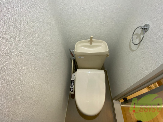 トイレ　嬉しいウォシュレット機能付きです。シャワートイレは便利ですね