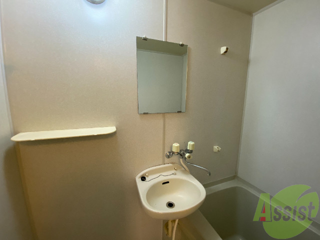 洗面設備　ユニットバスになっているので洗面台とお風呂は一緒です。