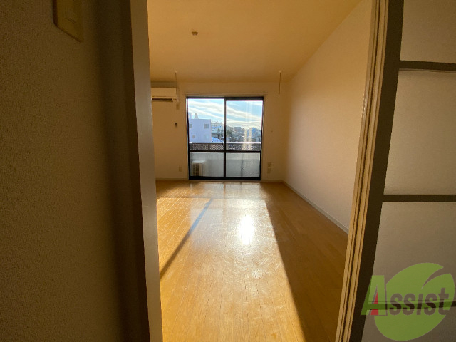 玄関　玄関から撮影しました。敷居が高くなくて安心ですね。