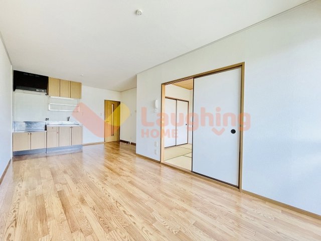 居室・リビング　同タイプの居間です。こちら居間で趣味の時間をお楽しみください