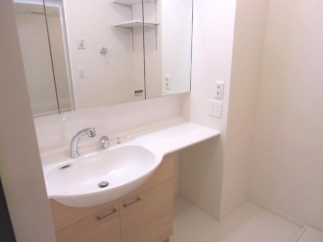 洗面設備　収納力ある脱衣所も魅力的です